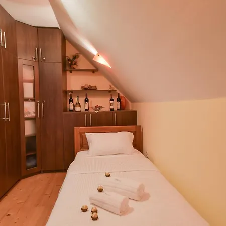 Mira Villa Mackat